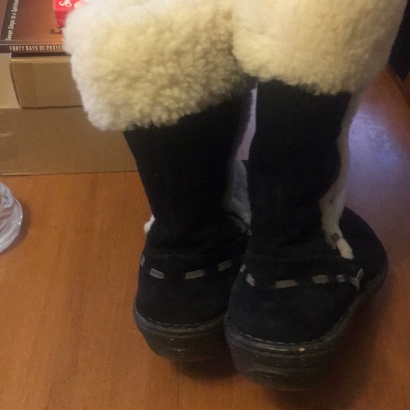UGG Boots - Picture 2 of 3